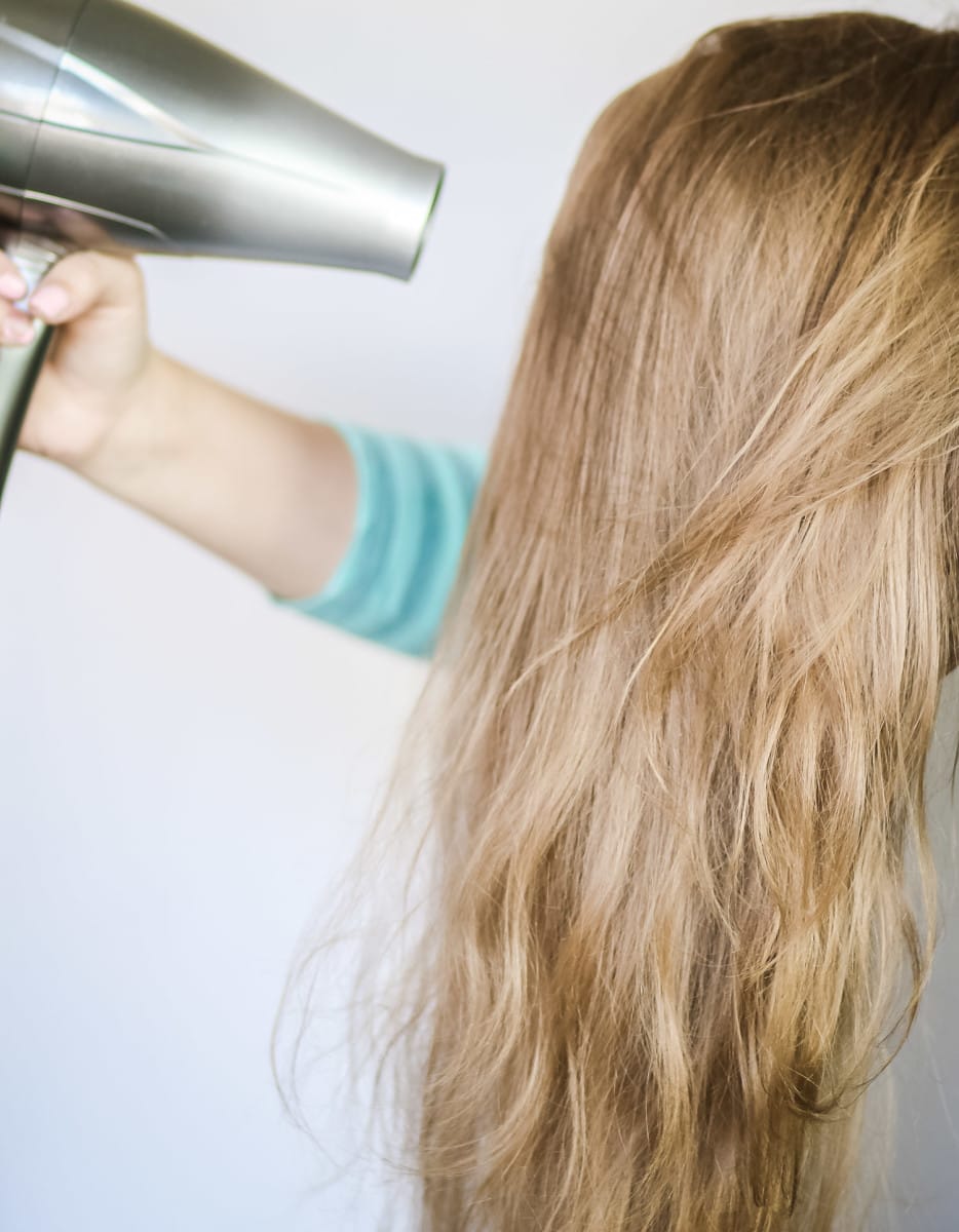 Learn how to fake a salon blowout at home with this easy step-by-step tutorial!