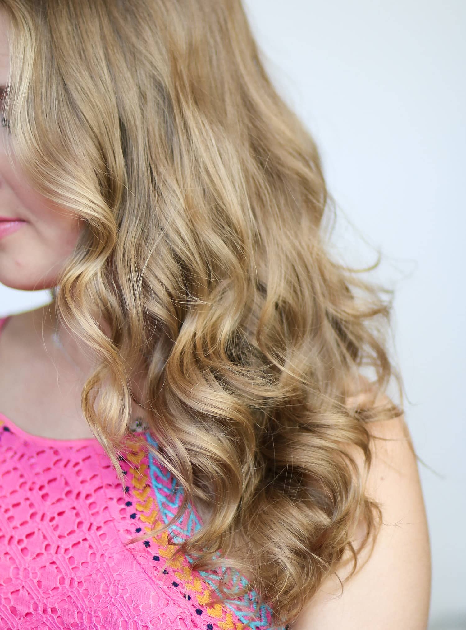 Beachy mermaid curls tutorial by beauty blogger Ashley Brooke from ashleybrookenicholas.com!