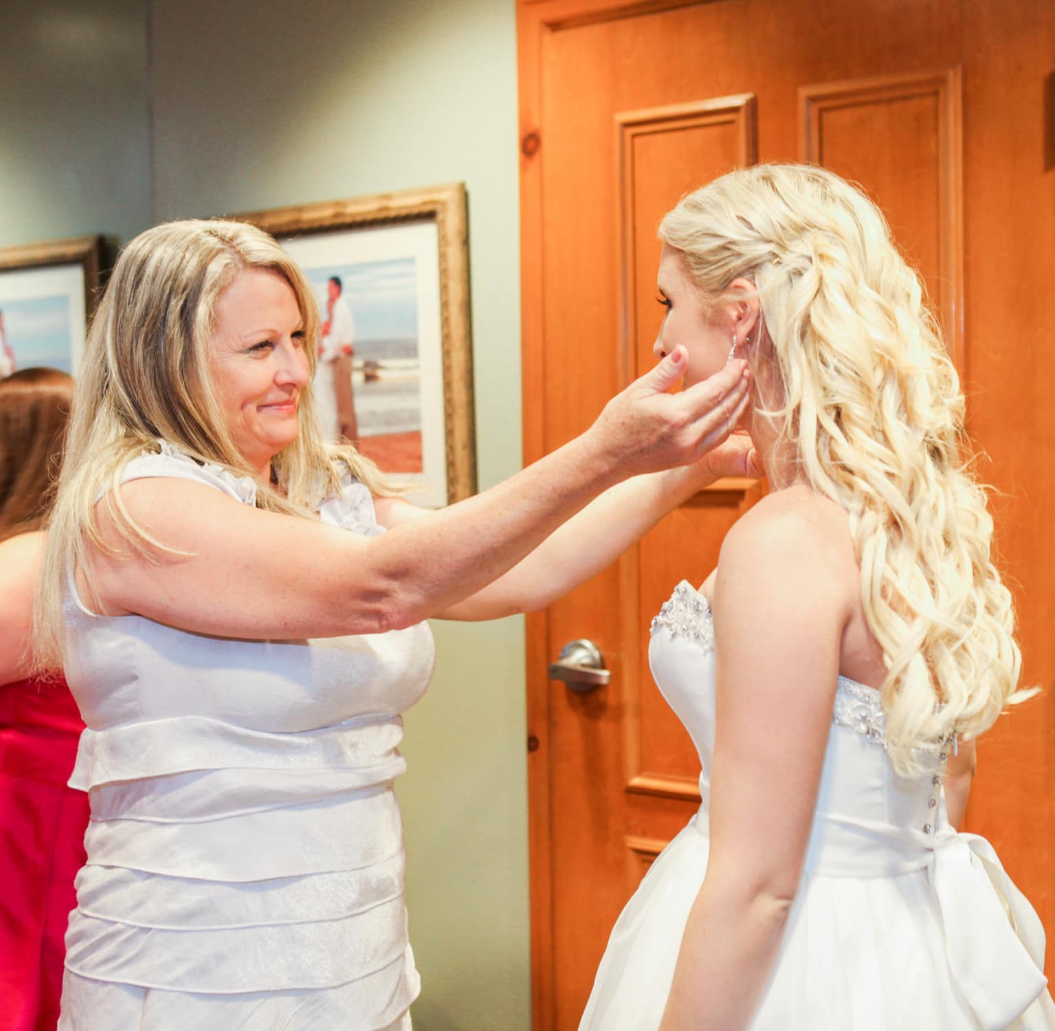 budget-wedding-ideas-what-not-to-do-at-your-wedding-touching-wedding-photo-of-mother-daughter-046