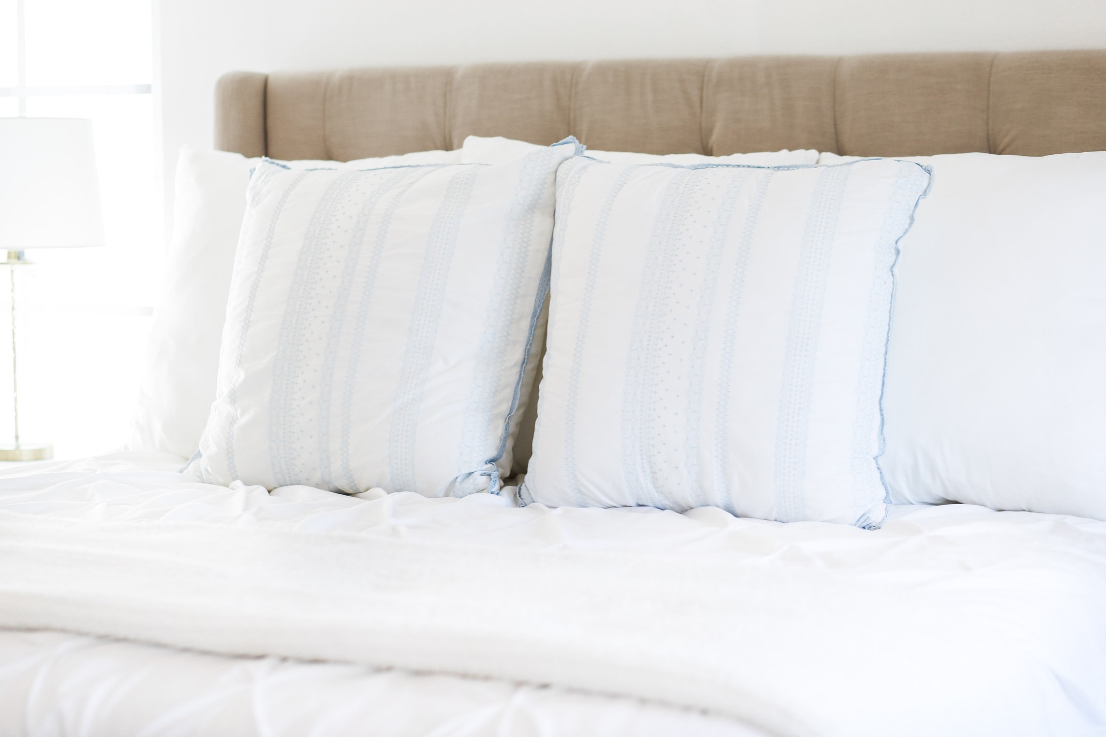 saatva mattress comfortable bed white pretty bedroom  ashley brooke nicholas beauty blogger