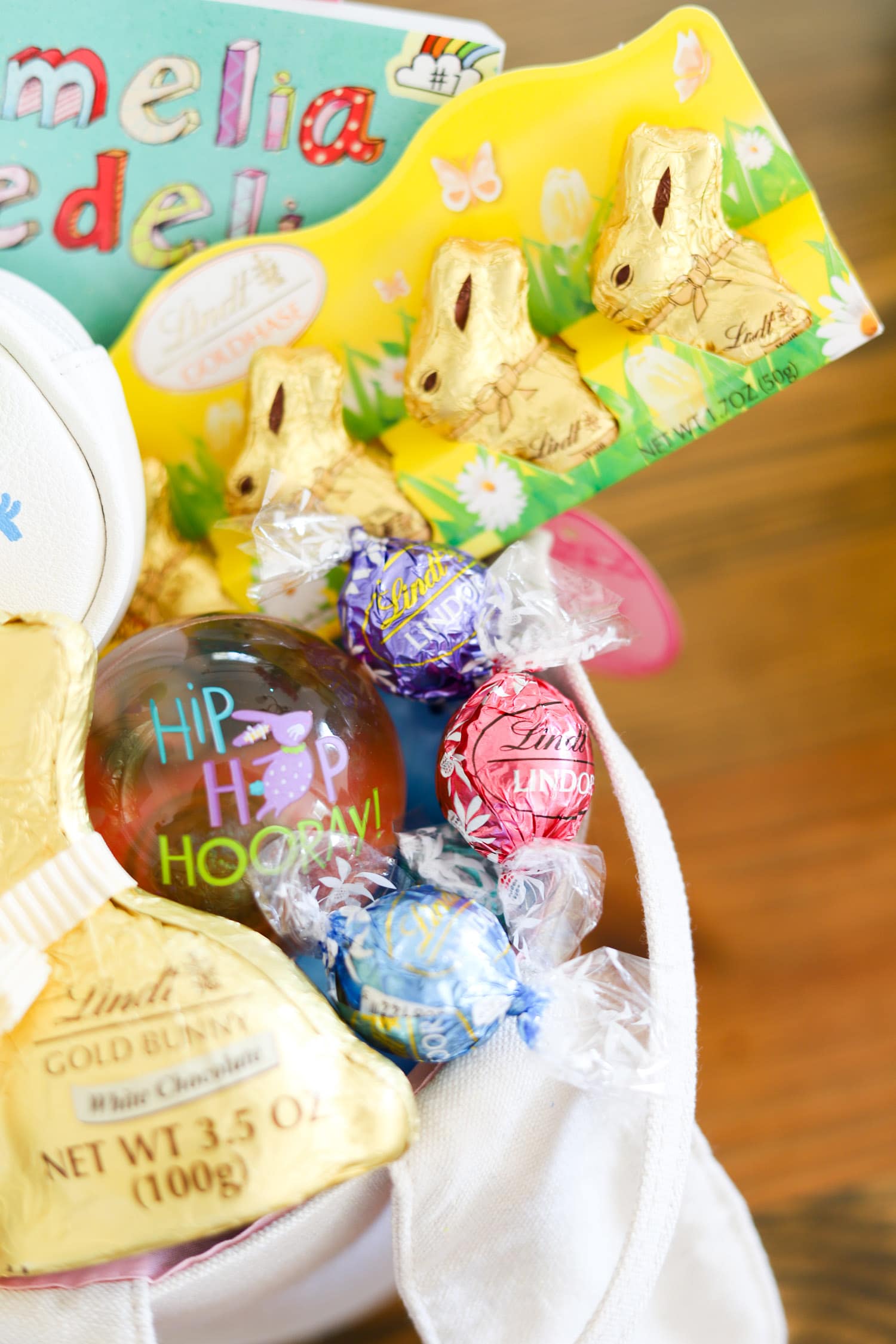cute-easter-party-ideas-lindt-gold-bunny-easter-bags-easter-presents-lindt-chocolate